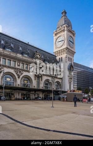 PARIS, FRANKREICH - 10. APRIL 2018: Außenansicht des historischen Bahnhofs Gare de Lyon, der für die Pariser Weltausstellung 1900 erbaut wurde. Es beinhaltet die l Stockfoto
