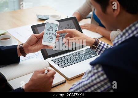 Manager der Abteilung für digitales Marketing präsentieren den Kollegen beim Meeting eine neue Strategie Stockfoto