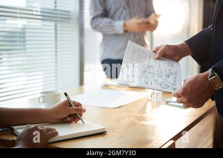 Hände eines Geschäftsmannes, der seine Idee der Unternehmensentwicklung den Kollegen bei der Besprechung vorstellt Stockfoto