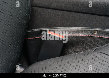 Moderner Innenraum - Rücksitze mit Sicherheitsgurten (flacher Freiheitsgrad - selektiver Fokus; farblich getöntes Bild) Stockfoto