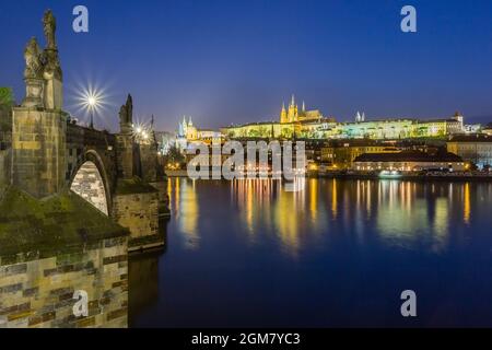 PRAG, TSCHECHISCHE REPUBLIK - 16. APRIL 2016: Nachtansicht der Prager Burg und der Karlsbrücke über die Moldau in Prag, Tschechische Republik. Prag, Tschechische Republik Stockfoto