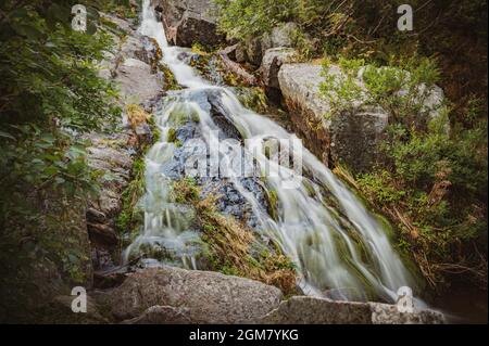 Lomiczka Wasserfall im polnischen Teil der Karkonosze Moutains, in der Nähe von Sniezka. Gebirgsfluss im Nationalpark Karkonosze, Polen. Stockfoto