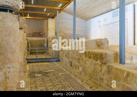 MOUNT NEBO, JORDANIEN - 15. OKTOBER 2018: Verzierte Bodenmosaiken in der Basilika von Moses), Mount Nebo, Jordanien Stockfoto