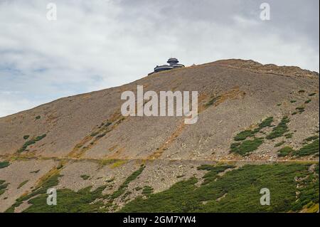 Gipfel des Sniezka-Gebirges im Karkonosze-Gebirge an der Grenze zu Polen und Tschechien. Nationalpark Karkonosze, Polen. Stockfoto