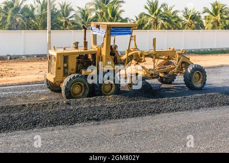 Straßenbau Grader Industriemaschine auf dem Bau neuer Straßen. Stockfoto