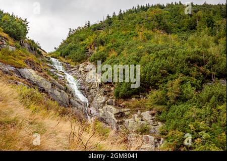 Lomiczka Wasserfall im polnischen Teil der Karkonosze Moutains, in der Nähe von Sniezka. Gebirgsfluss im Nationalpark Karkonosze, Polen. Stockfoto