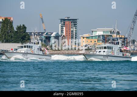 HMS Blazer und HMS Smiter befinden sich in Formation in Portsmouth Harbour, Großbritannien, für den Abflug von HMS Tamar & HMS Spey am 7/9/2021. Stockfoto