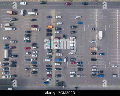 Drohnenansicht eines großen Parkplatzes an einem sonnigen Sommertag, horizontaler Parkplatz Stockfoto