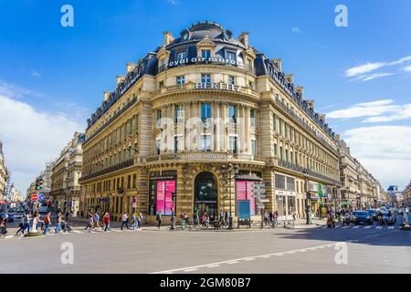 PARIS, FRANKREICH - 08. APRIL 2018: Panoramablick auf die Avenue de l Opera in Paris mit dem Theater Comedie Francaise im Vordergrund und dem Palais Garten Stockfoto