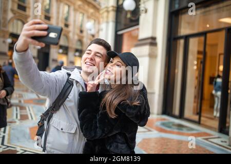 Ein paar Touristen machen ein Selfie in einer europäischen Stadt Stockfoto