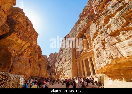 PETRA, JORDANIEN - 13. OKTOBER 2018: Al Khazneh in der antiken Stadt Petra, Jordanien. Es ist bekannt als das Schatzamt. Petra hat zu seiner Bezeichnung geführt Stockfoto