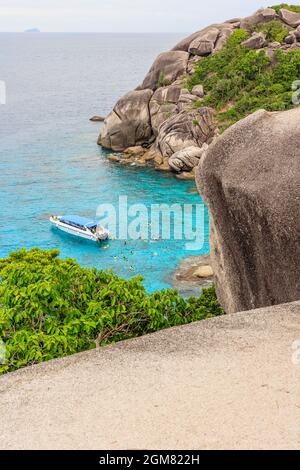 Aussichtspunkt auf Similan Island, wunderschönes kristallklares Meer auf einer tropischen Insel, Similan Island, Andaman Sea, Phuket, Thailand Stockfoto