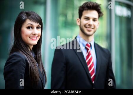 Business Partner outdoor selbstbewusst lächelnd Stockfoto