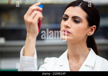 Forscherin Analyse ein Reagenzglas Stockfoto