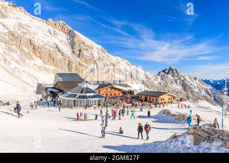 GARMISCH-PARTENKIRCHEN, DEUTSCHLAND - 10. DEZEMBER 2016: Wetterstation, Sternwarte und andere Gebäude auf der Zugspitze Stockfoto