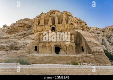 Yellow Obelisk Tomb Bab el-siq Triclinium Outer Siq Canyon Wanderung zum Eingang in Petra Jordanien Petra Jordanien. Vor dem Eingang zu Petra Stockfoto