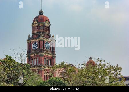 YANGON, MYANMAR - 22. FEBRUAR 2016: Der hohe Gerichtshof der Region Yangon, Myanmar. Der Oberste Gerichtshof wurde nach dem Unionsrechtsgesetz von 2010 eingerichtet. Stockfoto