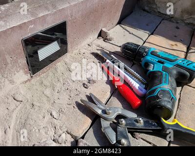 Installation der Lampe in einer Betonkanone. Selektiver Fokus Stockfoto