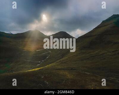 Landschaft der Färöer Inseln. Skandinavische Natur, braune Felder und Hügel, launischer Himmel Stockfoto