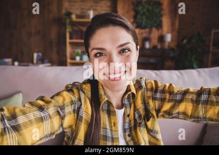 Portrait von charmanten zufriedene Person strahlend Lächeln haben gute Laune verbringen Freizeit Wochenende Haus drinnen Stockfoto