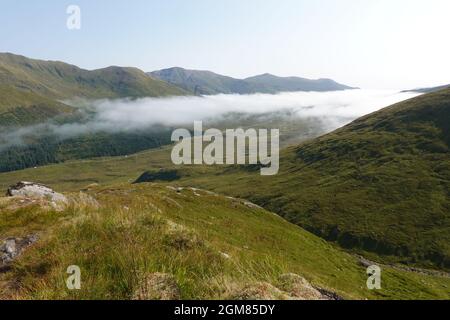 Blick auf die A87 und den Five Sisters Ridge North Glen Shiel, Scottish Highlands UK Stockfoto