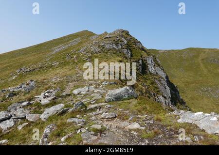 Glen Shiel Ridge aus dem Osten nähert sich Munro Sgurr an Doire Leathain, Schottische Highlands, Schottland, Großbritannien Stockfoto