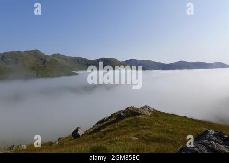 Blick in Richtung Five Sisters Ridge, North Glen Shiel, mit thermischer Inversion im Tal unten. Schottische Highlands Stockfoto