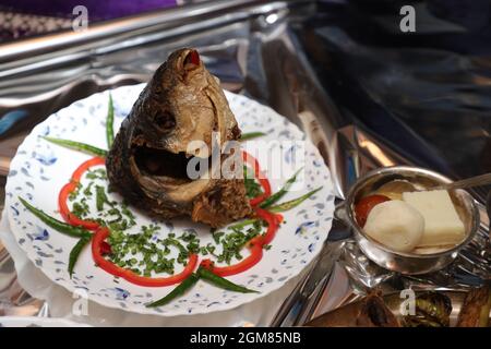 Köstliches King Fish Head-Rezept, zubereitet nach traditionellem Rezept Stockfoto
