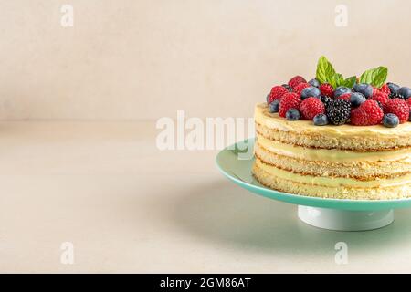 Hausgemachter Kuchen mit frischen Beeren auf einem Tisch. Stockfoto