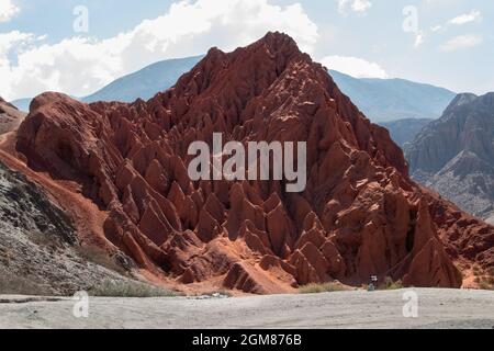 Schöne rote Felsformationen Hügel in Quebrada de Humahuaca, Argentinien Stockfoto