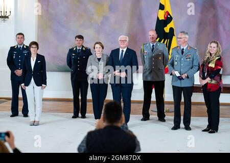 17. September 2021, Berlin: Brigadegeneral Jens Arlt (2. Von rechts), Kommandeur der militärischen Evakuierungsoperation aus Afghanistan, seine Frau Sonja (r), Bundespräsident Frank-Walter Steinmeier und seine Frau Elke Büdenbender (beide Mitte) sowie Annegret Kramp-Karrenbauer (2. Von links, CDU), Verteidigungsministerin, Stellen Sie sich mit Soldaten auf, nachdem der Kommandant im Schloss Bellevue den Verdienstorden 1. Klasse der Bundesrepublik Deutschland erhalten hatte. Mit dem Preis will der Bundespräsident im Namen aller an der Evakuierung beteiligten Soldaten Anerkennung zollen. Foto: Bernd von Jutrc Stockfoto