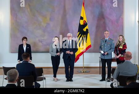 17. September 2021, Berlin: Brigadegeneral Jens Arlt (hinten, 2. Von rechts), Kommandeur der militärischen Evakuierungsoperation aus Afghanistan, seine Frau Sonja (rechts), Bundespräsident Frank-Walter Steinmeier und seine Frau Elke Büdenbender (beide in der Mitte) sowie Annegret Kramp-Karrenbauer (l, CDU), Verteidigungsministerin, Stand, nachdem der Kommandant im Schloss Bellevue das Verdienstkreuz 1. Klasse des Verdienstordens der Bundesrepublik Deutschland erhalten hatte. Mit der Auszeichnung will der Bundespräsident im Namen aller an der Evakuierung beteiligten Militärangehörigen und -Frauen Anerkennung zollen Stockfoto