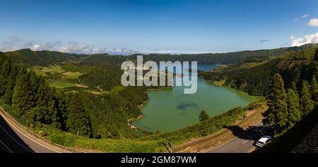 Ein Panoramabild der Lagoa das Sete Cidades - Lagune der sieben Städte, in São Miguel (Azoren). Stockfoto