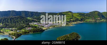 Ein Panoramabild der Blauen Lagune, der größten der beiden, die den See der Sieben Städte (Lagoa das Sete Cidades) bilden, und der Stadt Sete Cidades. Stockfoto
