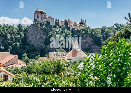 Schloss Vranov nad Dyji in Südmähren ist tschechisches nationales Kulturdenkmal.Märchenschloss im Barockstil mit herrlicher Lage auf Felsen Stockfoto