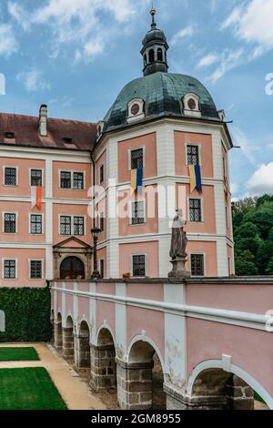 Becov nad Teplou, Tschechische Republik-August 21,2021. Gotische mittelalterliche Burg, Renaissance-Palast, Barockschloss mit Reliquie des heiligen Maurus. Stockfoto