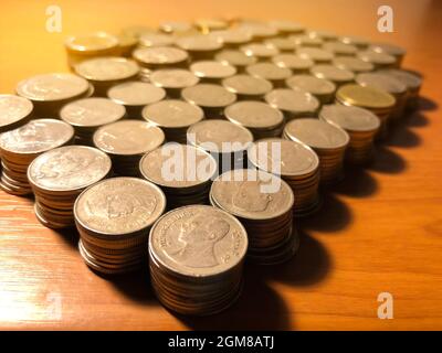 Thai Baht Münzen Stapel mit weichem Licht Hintergrund. Thailändische Münze im Konzept der Finanzierung, Safe Money. Stockfoto