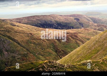 Blick auf den Lake District vom Gipfel des Helvellyn mit Blick auf den Swirral Edge und die Catstye Cam Stockfoto