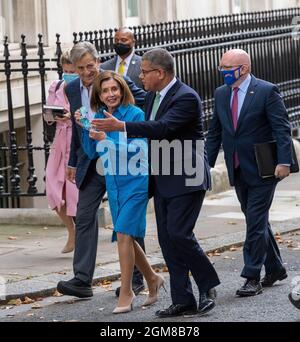 London, Großbritannien. September 2021. Nancy Pelosi Sprecherin des US-Repräsentantenhauses verlässt Downing Street nach Treffen mit Alok Sharma, Präsident der COP 26 Credit: Ian Davidson/Alamy Live News Stockfoto