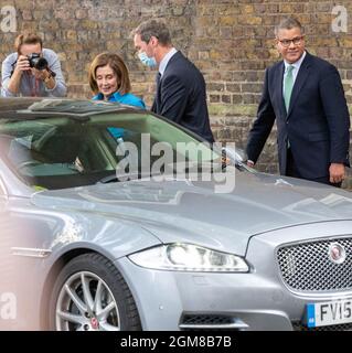 London, Großbritannien. September 2021. Nancy Pelosi Sprecherin des US-Repräsentantenhauses verlässt Downing Street nach Treffen mit Alok Sharma, Präsident der COP 26 Credit: Ian Davidson/Alamy Live News Stockfoto