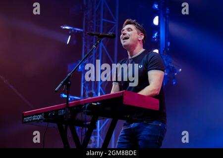 Newport, Großbritannien. September 2021. Roy Stride, Leadsänger, Gitarrist und Keyboarder der Popband Scouting for Girls, tritt live auf der Bühne des Isle of Wight Festivals in Newport auf. Kredit: SOPA Images Limited/Alamy Live Nachrichten Stockfoto