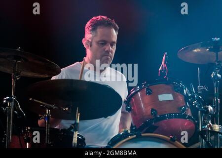 Newport, Großbritannien. September 2021. Schlagzeuger Peter Ellard von der Popband Scouting for Girls spielt live auf der Bühne des Isle of Wight Festivals in Newport. Kredit: SOPA Images Limited/Alamy Live Nachrichten Stockfoto