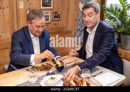 Nürnberg, Deutschland. September 2021. Markus Söder (r), CSU-Parteivorsitzender und Ministerpräsident Bayerns, und Armin Laschet, Kanzlerkandidat, CDU-Vorsitzender und Ministerpräsident von Nordrhein-Westfalen, essen gemeinsam Nürnberger Würstchen in einem Bratwurstrestaurant. Quelle: Daniel Karmann/dpa/Alamy Live News Stockfoto