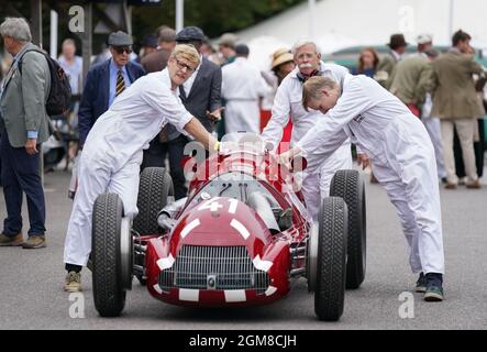 Eine Alpha Romeo 158 'alfetta' wird während des Goodwood Revival Motor Racing Meetings in Goodwood, West Sussex, aus dem Fahrerlager geschoben. Bilddatum: Freitag, 17. September 2021. Stockfoto