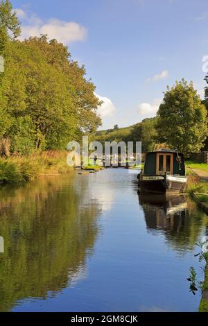 Narrowboat Liegeplatz auf dem Huddersfield Narrow Canal, Marsden bei Huddersfield, West Yorkshire, England, Großbritannien. Stockfoto