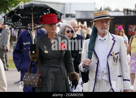 Revival-Enthusiasten beim Goodwood Revival Motor Racing Meeting in Goodwood, West Sussex. Bilddatum: Freitag, 17. September 2021. Stockfoto