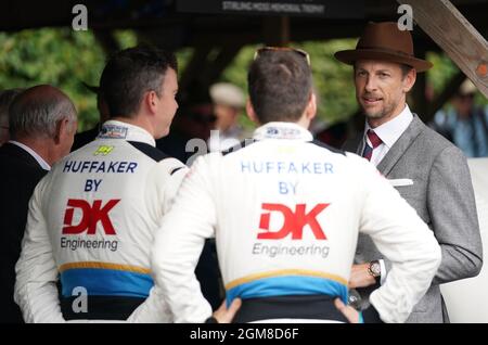 Jenson Button (rechts) chattet im Fahrerlager während des Goodwood Revival Motor Racing Meetings in Goodwood, West Sussex. Bilddatum: Freitag, 17. September 2021. Stockfoto