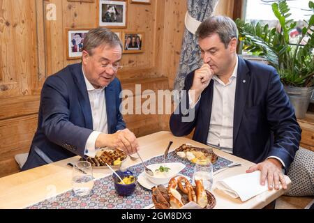 Nürnberg, Deutschland. September 2021. Markus Söder (r), CSU-Parteivorsitzender und Ministerpräsident Bayerns, und Armin Laschet, Kanzlerkandidat, CDU-Vorsitzender und Ministerpräsident von Nordrhein-Westfalen, essen gemeinsam Nürnberger Würstchen in einem Bratwurstrestaurant. Quelle: Daniel Karmann/dpa/Alamy Live News Stockfoto