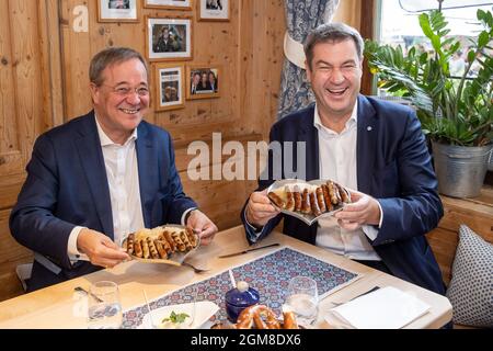 Nürnberg, Deutschland. September 2021. Markus Söder (r), CSU-Parteivorsitzender und Ministerpräsident Bayerns, und Armin Laschet, Kanzlerkandidat, CDU-Vorsitzender und Ministerpräsident von Nordrhein-Westfalen, essen gemeinsam Nürnberger Würstchen in einem Bratwurstrestaurant. Quelle: Daniel Karmann/dpa/Alamy Live News Stockfoto