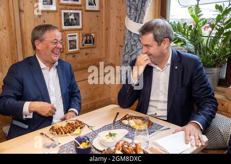 Nürnberg, Deutschland. September 2021. Markus Söder (r), CSU-Parteivorsitzender und Ministerpräsident Bayerns, und Armin Laschet, Kanzlerkandidat, CDU-Vorsitzender und Ministerpräsident von Nordrhein-Westfalen, essen gemeinsam Nürnberger Würstchen in einem Bratwurstrestaurant. Quelle: Daniel Karmann/dpa/Alamy Live News Stockfoto